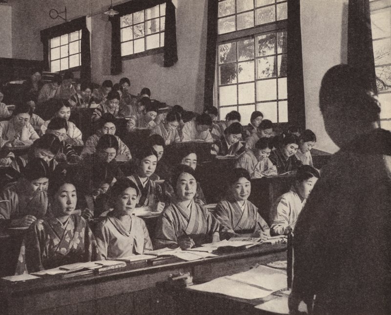 東京の女子大学で最終学年を迎えた若い日本人女性たち（モノクロ写真 作： 写真家日本人