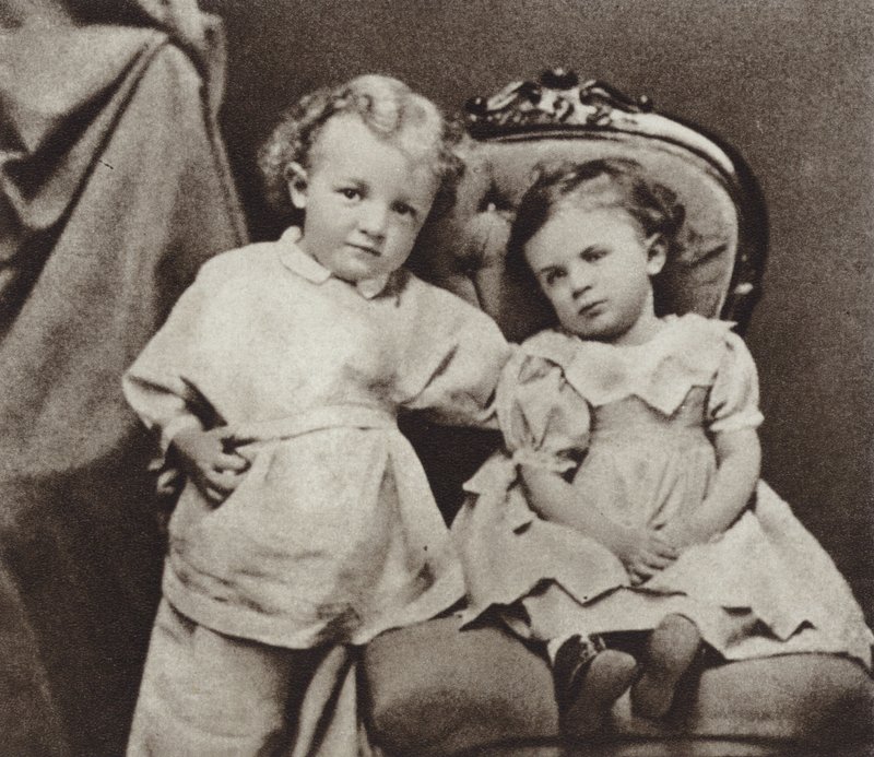 4歳のレーニンと妹のオルガ、シンビルスク、1874年 作： ロシアの写真家