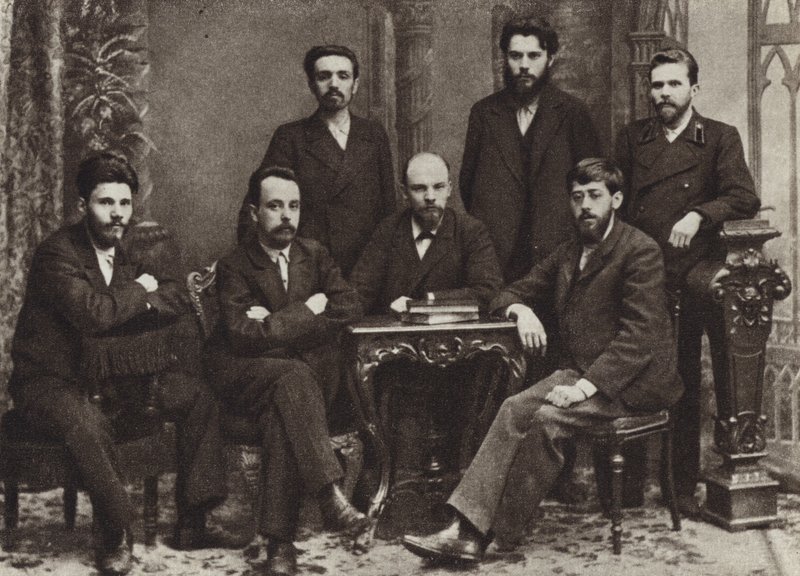 1897年2月、サンクトペテルブルクの労働者階級解放のための闘争のサンクトペテルブルクリーグのメンバーのグループとレーニン 作： ロシアの写真家