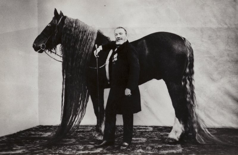 ロシアのサーカス団員、アキム・ニキーチンと馬 作： ロシアの写真家