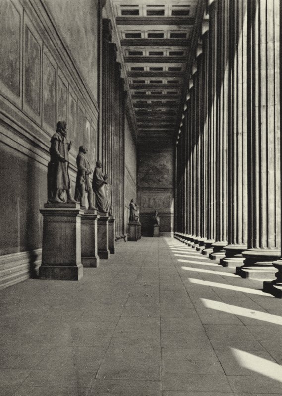 ベルリンAltes Museum; The Old Museum（モノクロ写真 作： サーシャ・ストーン