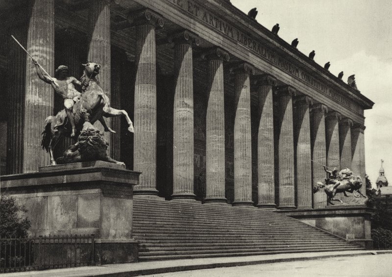 ベルリンAltes Museum; The Old Museum（モノクロ写真 作： サーシャ・ストーン