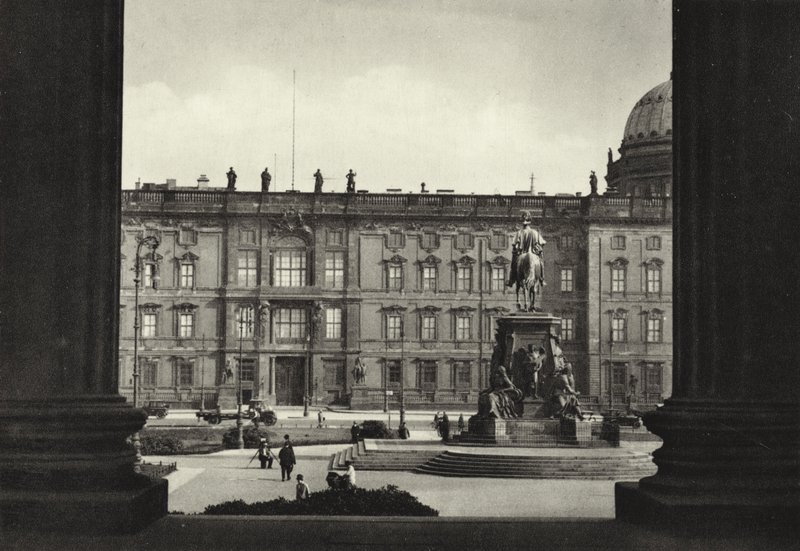 ベルリン。Blick auf Schloss und Lustgarten; View of the Royal Palace and the Lustgarten (b/w photo) 作： サーシャ・ストーン