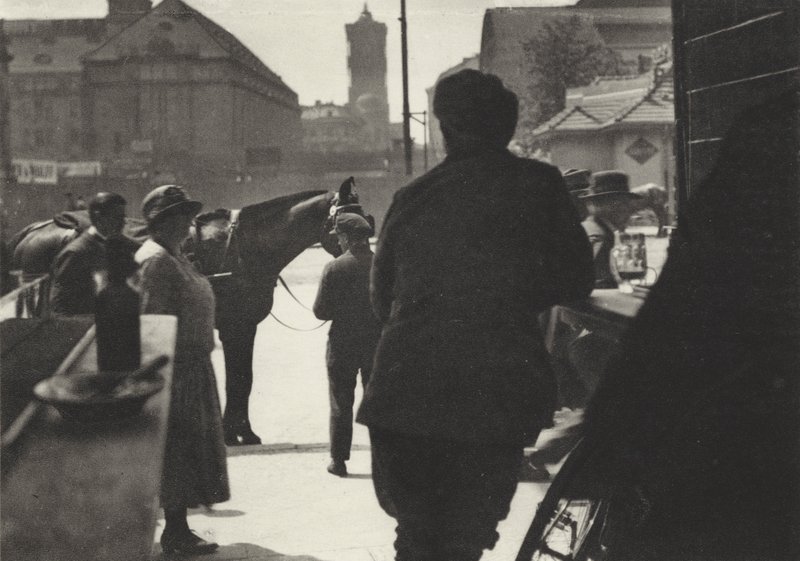 Berlin: View of Alexanderplatz from a beer shop; Alexanderplatz seen from a beer shop (bw photo) 作： サーシャ・ストーン