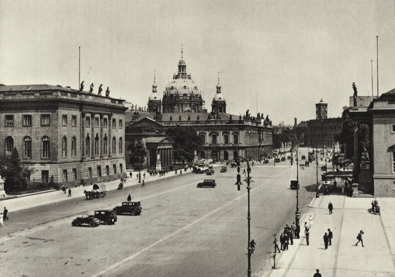 ベルリン。Blick zum Schloss; View towards the Royal Palace (b/w photo) 作： サーシャ・ストーン