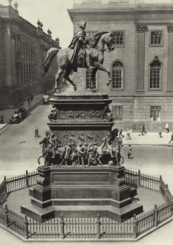 ベルリンDenkmal Friedrichs des Grossen; Frederick the Greatの記念碑（モノクロ写真 作： サーシャ・ストーン