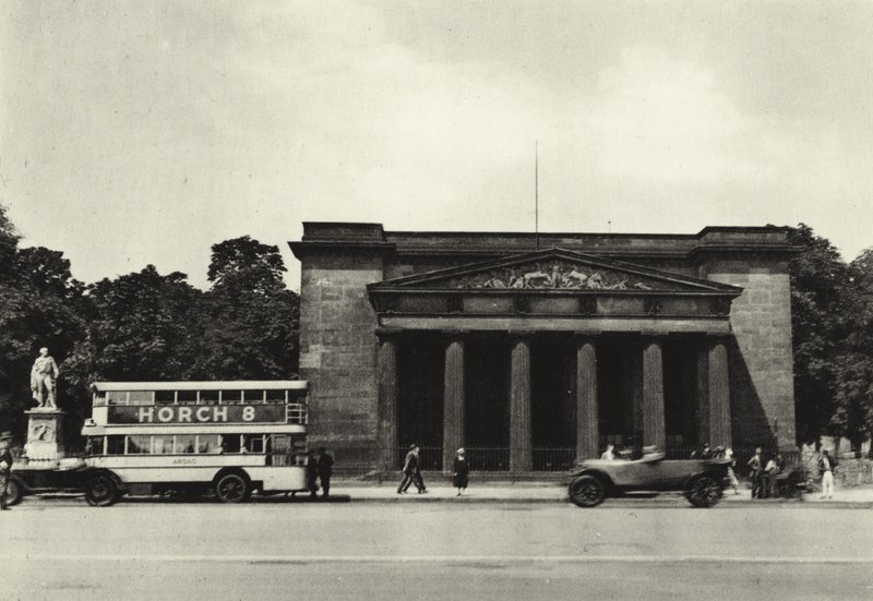 ベルリン：Die Neue Wache; New Guard House (白黒写真) 作： サーシャ・ストーン