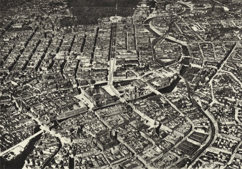 ベルリン。Fliegeraufnahme des alten Kernes; The City seen from an airplane (b/w photo) 作： サーシャ・ストーン