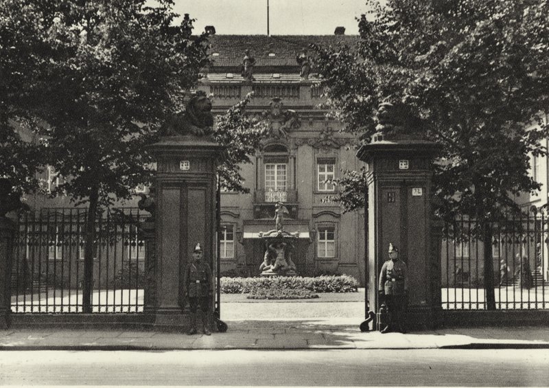 ベルリンReichsprasidenten-Palais; Residence of the Republic (bw photographs) 作： サーシャ・ストーン