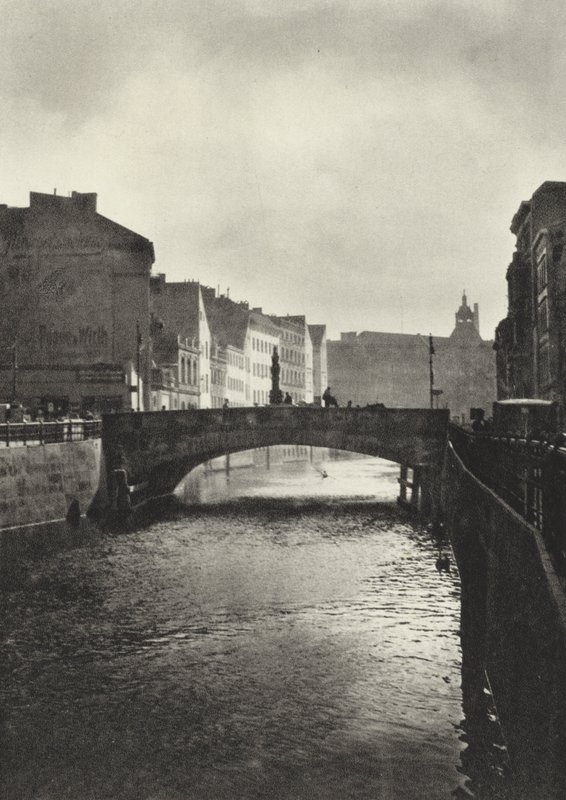 ベルリン：Rossstrassen-Brucke（モノクロ写真 作： サーシャ・ストーン
