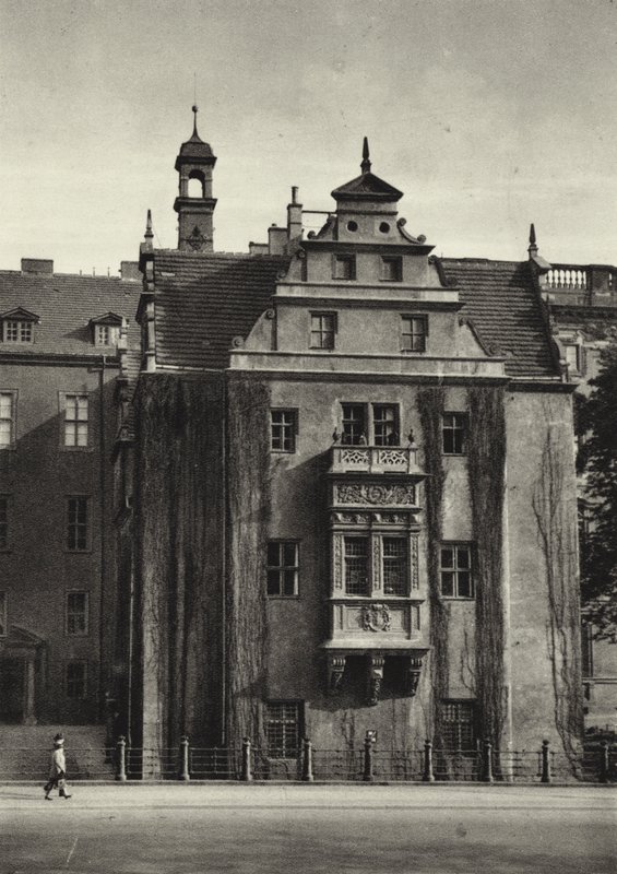 ベルリン：Schloss-Apotheke（モノクロ写真 作： サーシャ・ストーン