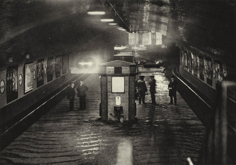 ベルリン：Untergrundbahnhof Inselbrucke；地下鉄駅 Inselbrucke（白黒写真）。 作： サーシャ・ストーン