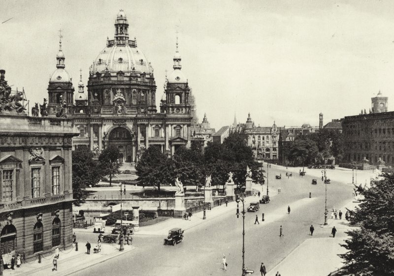ベルリン。Vor der Schlossbrucke; In front of the Palace Bridge (b/w photo) 作： サーシャ・ストーン