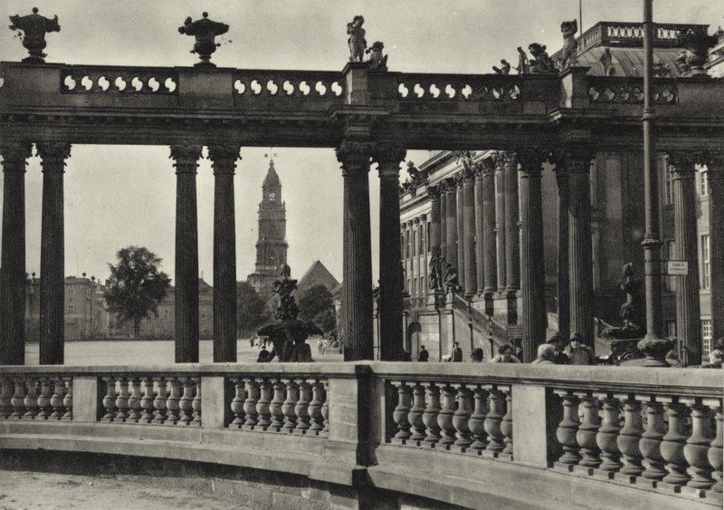 ポツダム、「Stadtschloss, Kolonnaden an der Havel」（タウンパレス、ハベルの柱廊）（モノクロ写真 作： サーシャ・ストーン