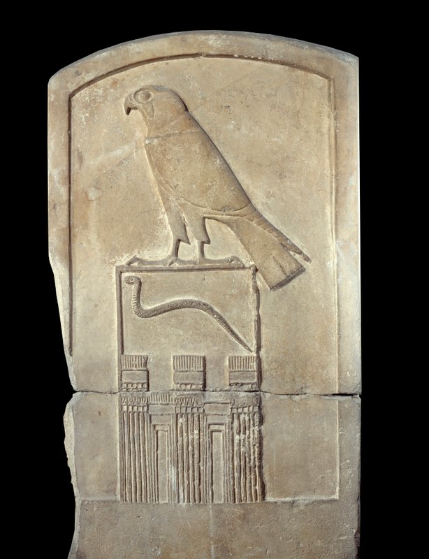 エジプトの古代遺跡：ホルス神を描いた蛇の王の石灰岩のステイルの詳細