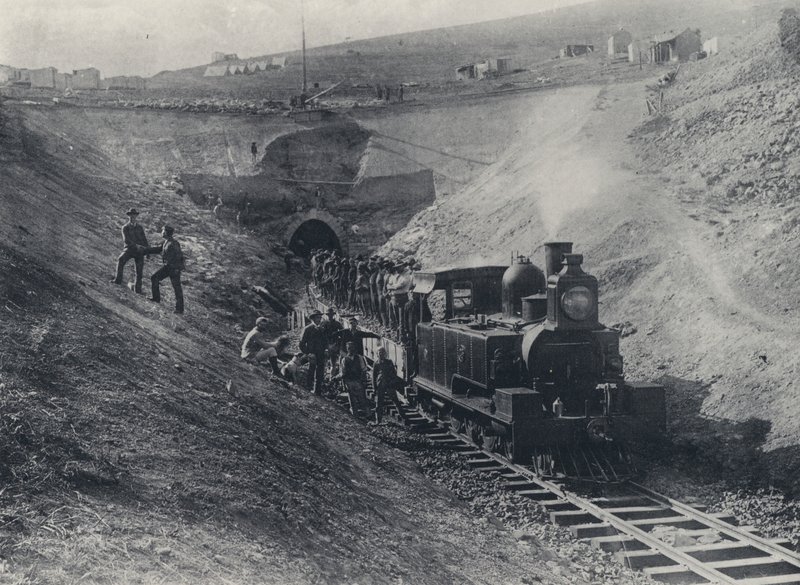 チャールズタウン・トンネルとナタール政府鉄道エンジン（モノクロ写真 作： 南アフリカの写真家