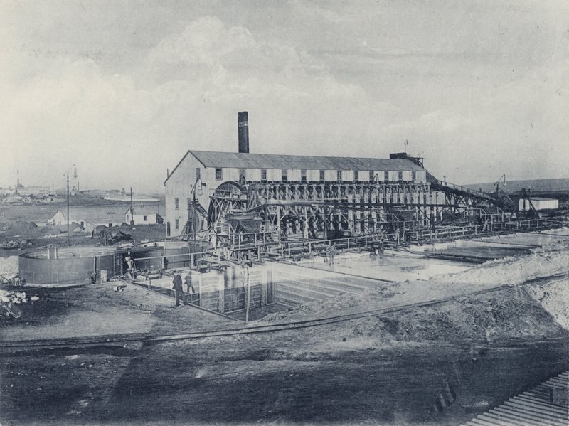 City and Suburban Gold Mining Company, New Battery and Cyanide Works (bw photo) 作： 南アフリカの写真家