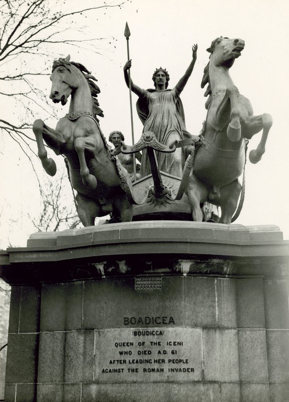 Boadicea and Her Daughters、ブロンズ彫刻グループ、1885年 作： トーマス・ソーニクロフト