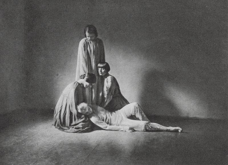 ウィグマン・スクールでのグループダンス（モノクロ写真） 作： ウルスラ・リヒター