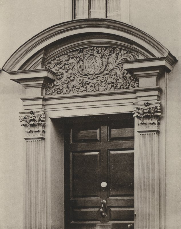 メイドストーン、ケント州、プディング・レーンのドアウェイ（モノクロ写真） (Doorway, Pudding Lane, Maidstone, Kent) 作： ウィリアム・ゴールズワージー・デイビー
