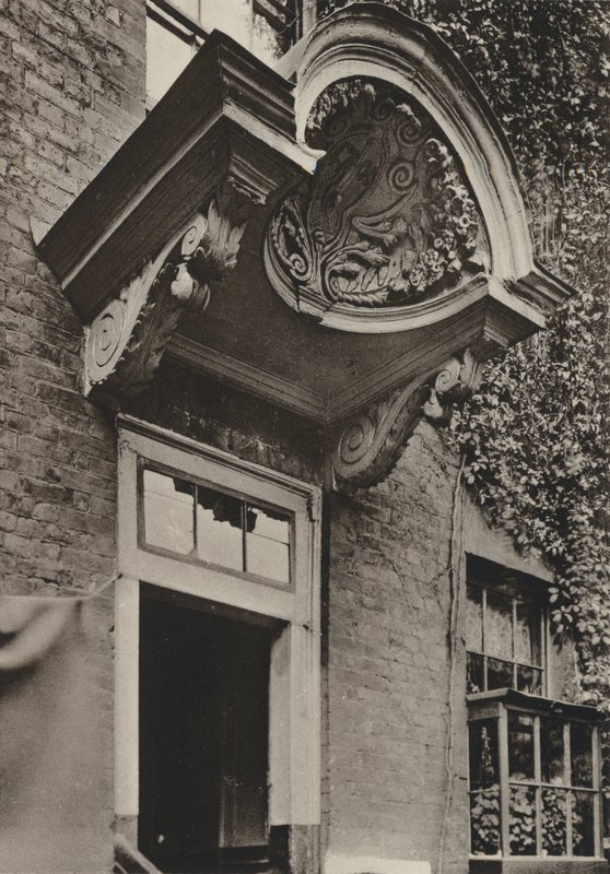 The Manor House, Bermondsey, London」の扉（モノクロ写真 作： ウィリアム・ゴールズワージー・デイビー