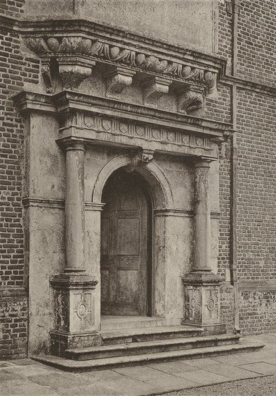 Cobham Hall、The South Wing、Doorway（モノクロ写真 作： ウィリアム・ゴールズワージー・デイビー