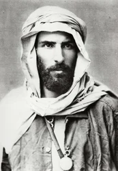 サヴォルグナン・デ・ブラッツァの肖像（1889年頃）、写真提供：Nadar.¿-。