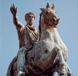 ローマ皇帝マルクス・アウレリウス（カエサル・マルクス・アウレリウス・アントニヌス・アウグストゥス）（121-180）の騎馬像。ブロンズ彫刻。ローマ、カピトリーノ美術館所蔵の原作による複製。カンピドリオ広場、ローマ