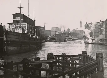 ラッシュセントブリッジとカークス石鹸工場の眺め、1894