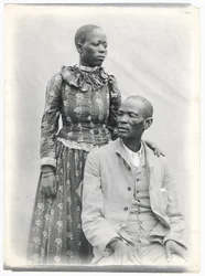 カーマとその妻、1910年頃（プラチナプリント）