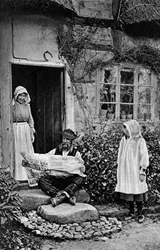 The Daily Mail、シュロップシャー、c1922を読んでいる人