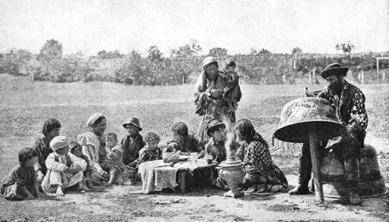 家族の大釜を修復するジプシー、ハンガリー、1922年。