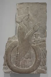 翼のある円盤の中のアフラマズダ、ペルセポリス、紀元前486～460年（石灰岩）
