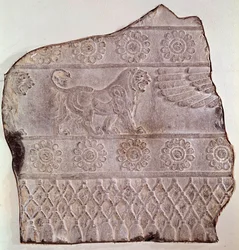 歩行するライオンを表す低層レリーフの断片。ペルセポリス（イラン）出土 紀元前460年 ルテニード期シアトル、アートミュージアム