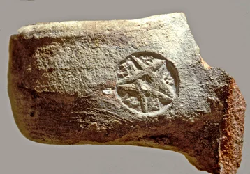 Yerslm（粘土）を読んで古いヘブライ語の碑文と瓶のハンドル