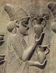 供物として2つの花瓶を運ぶフェニキア人、アパダナへの東階段にあるフリーズの詳細、アケメネス朝時代、紀元前515年頃