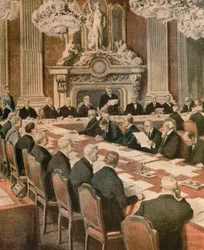 パリ講和会議で演説するフランス大統領ジョルジュ・クレマンソー（イラスト：Achille Beltrame、イラストレーター：Achille Beltrame（1871-1945）、『La Domenica del Corriere』より）。