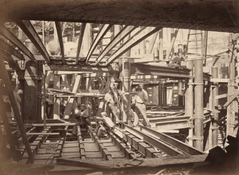 新パリ・オペラ座オーディトリアムの桁にかかる作業員たち（c.1867年（写真）