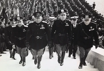 軍事パレードでのムッソリーニ（モノクロ写真