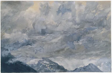 山々の頂上を覆う雲の空