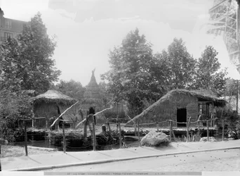 パリの1889年の万国博覧会にある湖畔の村、建築家シャルルガルニエ（1825-98）（bw写真）