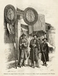 ペキンでの3人の葬儀屋。1873年にT.Choutzeが行ったペキンと中国北部への航海を説明するためにA.Marieが描いた絵をもとにしたエングレーヴィングで、1876年にEdouard Chartonが編集した「Le tour du monde」に掲載されている。セルバ・コレクション。