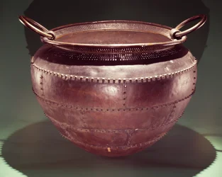 大釜、タイロン州カステルダーグ出土、青銅器時代後期、紀元前700-600年（ブロンズ
