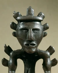 先史時代：ガリックのトレゾール（ロシア、コストロマ）のブロンズ製戦士の像。紀元前1500年。青銅器時代。モスクワ、国立歴史博物館