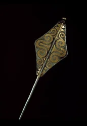 先史時代：ボロジノのトレゾール（オデッサ地方）の金をはめ込んだ銀のブローチ。紀元前1500年。青銅器時代。モスクワ、国立歴史博物館