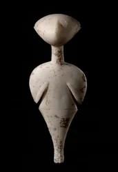 女性の小像：「スターゲイザー」、紀元前3000年頃（大理石）