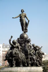 国民の戦車、または共和国の勝利。普通選挙の象徴。2頭のライオン（民衆の力の象徴）が引く戦車の上に立つマリアンヌは、労働、正義、平和、豊穣の寓意像に囲まれている。その周囲にはシーの存在。