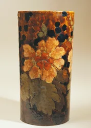 アルバート・ダムーズ作「花模様の花瓶」（ストーンウェア