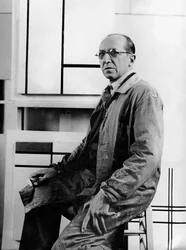 Piet Mondrian em seu estúdio na 26 avenue du Depart