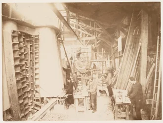 1883年、パリの自由の女神の建設中に働いていた男性